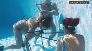 Su sporu yapan gençler su altında sikişiyor
